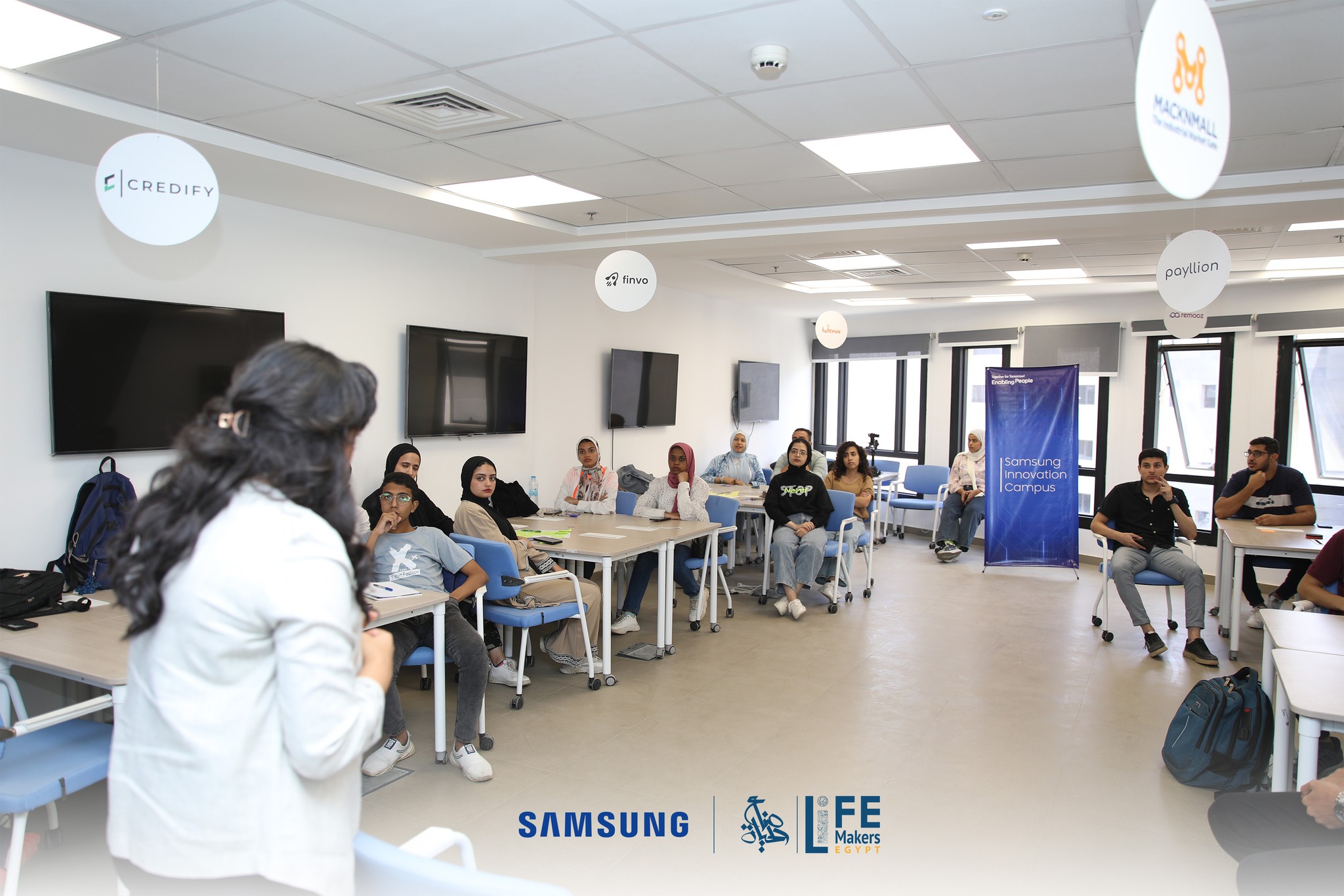 بالتعاون مع samsung Electronic Egypt قامت مؤسسة صناع الحياة مصر بالشراكة مع الجامعة الكندية بالعاصمة الإدارية بتنظيم أولى دورتها في برنامج التطوير المهني لخريجي منحة (  SIC)  Samsung Innovation Campus.