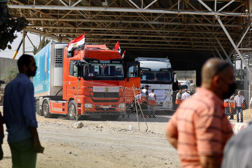 عبور الدفعة الثانية من قوافل المساعدة إلى قطاع غزة بمشاركة شاحنات صناع مصر والتحالف الوطني