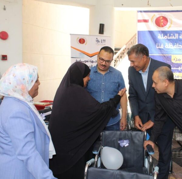 تسليم 18 كرسيا متحركا لذوي الإعاقة ضمن مشروع التنمية الشاملة بمركز قفط محافظة قنا
